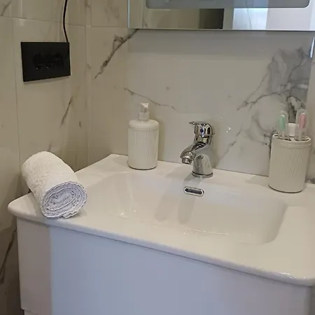 Near Airport Cozy Appartement Ljaknasi