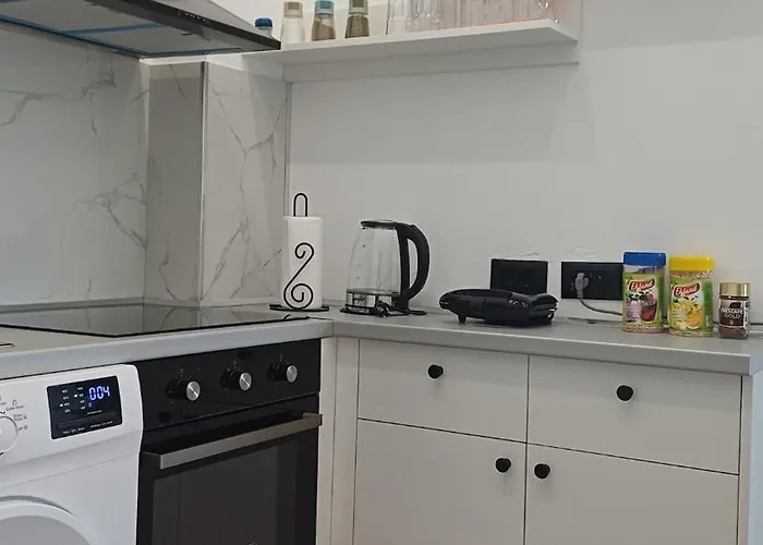 Near Airport Cozy Appartement Ljaknasi