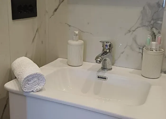 Near Airport Cozy Apartment Laknas